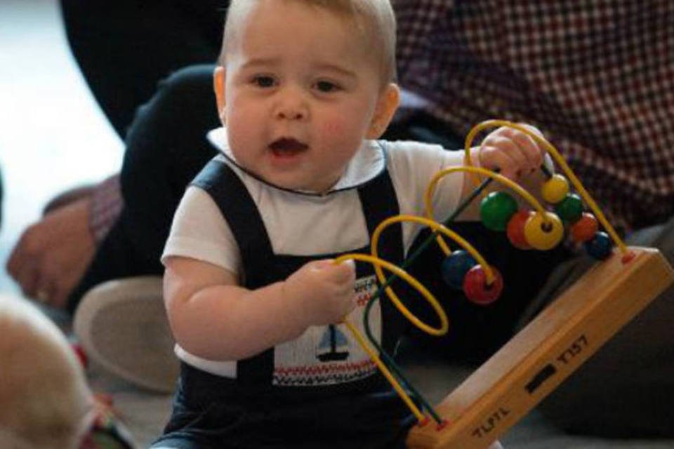 Príncipe George brinca com outros bebês na Nova Zelândia