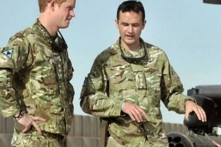 
	O pr&iacute;ncipe Harry (esquerda) ao lado de um companheiro de esquadr&atilde;o em Camp Bastion, na prov&iacute;ncia afeg&atilde; de Helmand
 (John Stillwell/AFP)