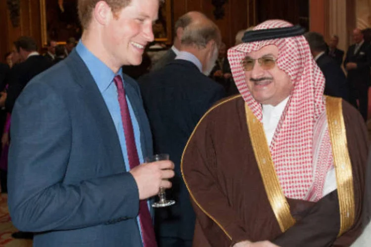 Príncipe Al Saud conversa com o príncipe Harry da Inglaterra em festa do Jubileu da rainha Elizabeth (Getty Images)