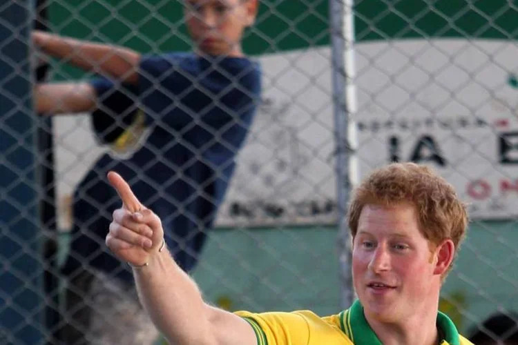 Príncipe Harry durante um jogo de futebol com crianças em Diadema (Marcos Mendez/Reuters)