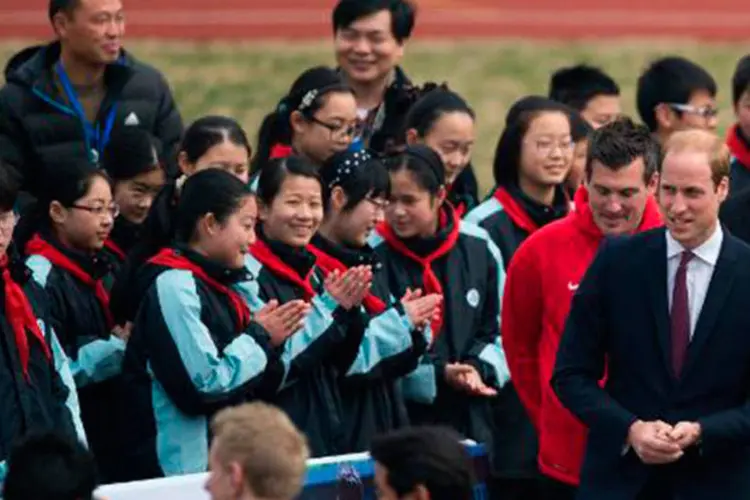 O príncipe William conversa com alunos de uma escolinha de futebol em Xangai
 (Johannes Eisele/AFP)