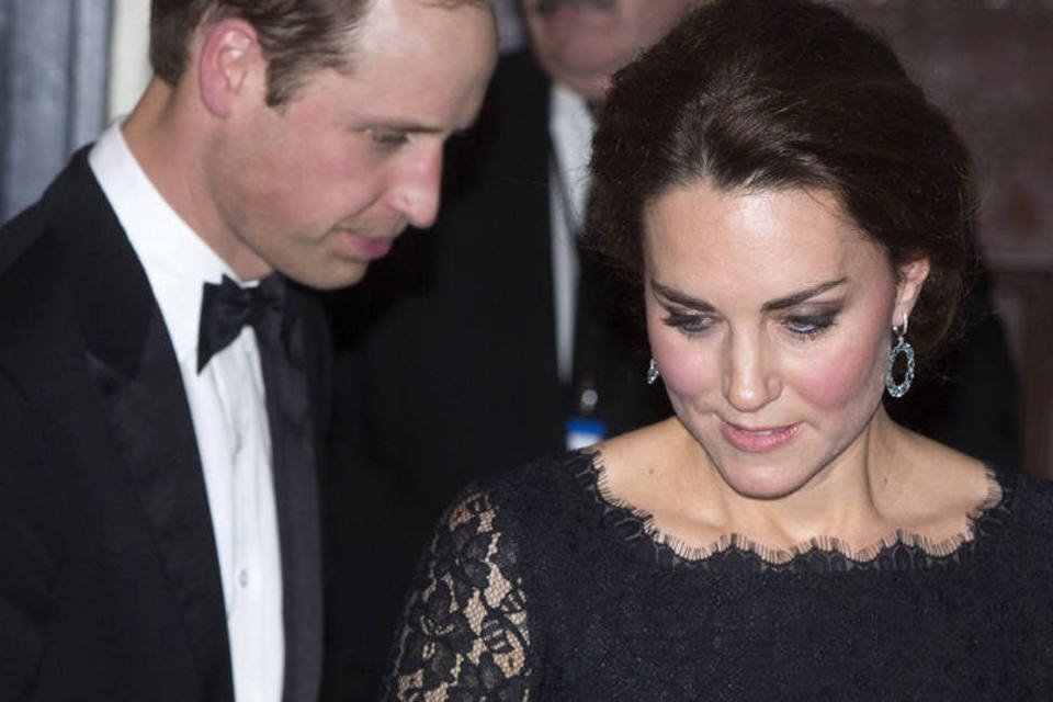 Príncipe William e sua mulher, Kate, deixam o Royal Variety Performance, em Londres, na quinta-feira (Neil Hall/Reuters)