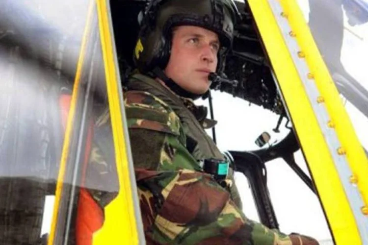 
	O pr&iacute;ncipe William, da Gr&atilde;-Bretanha, no comando de um helic&oacute;ptero Sea King: William assegurou que sente muito orgulho de seu trabalho como piloto
 (John Stillwell/AFP)