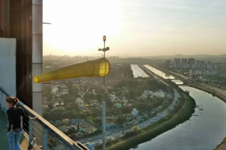 
	Marginal Pinheiros vista do topo de um pr&eacute;dio: entre janeiro e junho, 370 mil ve&iacute;culos receberam autua&ccedil;&otilde;es nas pistas expressas, centrais e locais
 (Marcelo Nina)