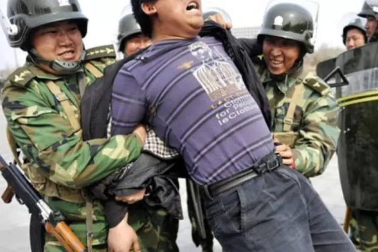 
	Xinjiang &eacute; regularmente abalada por dist&uacute;rbios entre os han e os uigures: &quot;as autoridades est&atilde;o investigando o incidente&quot;, afirma breve nota oficial
 (AFP)