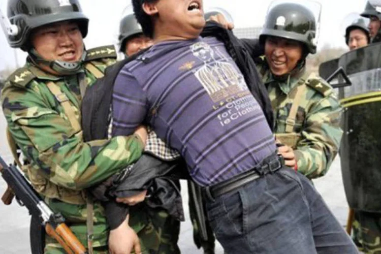 
	Xinjiang &eacute; regularmente abalada por dist&uacute;rbios entre os han e os uigures: &quot;as autoridades est&atilde;o investigando o incidente&quot;, afirma breve nota oficial
 (AFP)