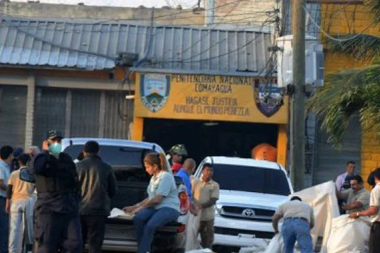 A morte de ao menos 272 detentos em uma prisão de Honduras nesta quarta se transformou na maior tragédia ocorrida em prisões da América Latina  (Orlando Sierra/AFP)