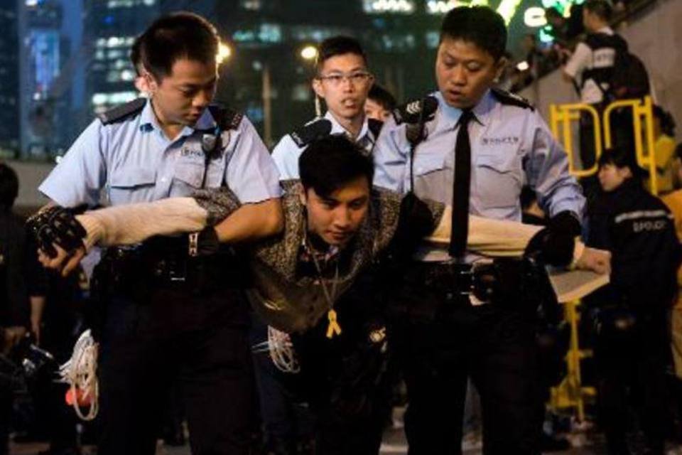 Polícia de Hong Kong remove acampamento e prende civis