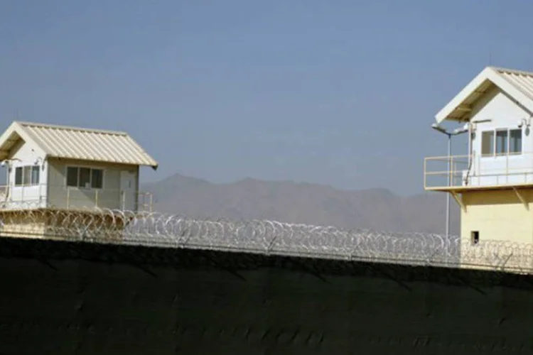 
	Torres de observa&ccedil;&atilde;o da pris&atilde;o de Bagram, no Afeganist&atilde;o:&nbsp;as autoridades afeg&atilde;s, por sua vez, nunca deixaram de reivindicar o controle da institui&ccedil;&atilde;o, alegando uma viola&ccedil;&atilde;o de sua soberania nacional.
 (AFP / Massoud Hossaini)