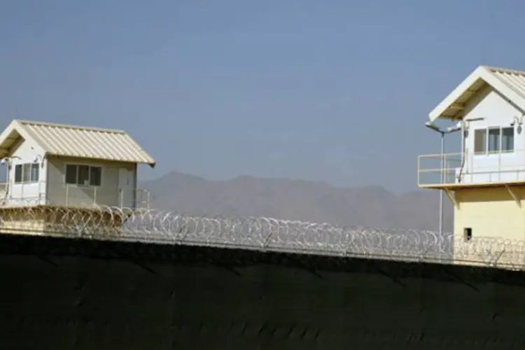 Torres de observação da prisão de Bagram, no Afeganistão (AFP / Massoud Hossaini)