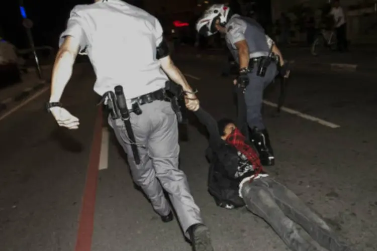 
	Policiais militares prendem manifestante durante protesto na avenida Paulista contra o governador Geraldo Alckmin, o desaparecimento do pedreiro Amarildo de Souza e a militariza&ccedil;&atilde;o da pol&iacute;cia
 (Marcelo Camargo/ABr)