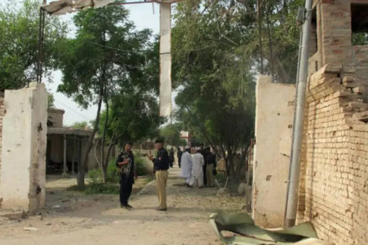 Policiais paquistaneses vigiam prisão central após ataque de talebans (AFP)