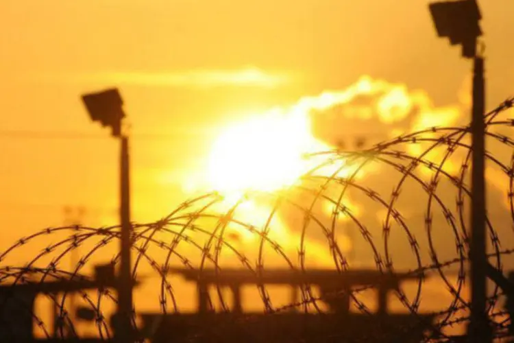 
	Imagem do centro de deten&ccedil;&atilde;o Camp Delta na base americana de Guant&aacute;namo: quatro detidos pediram ao tribunal o fim da alimenta&ccedil;&atilde;o for&ccedil;ada imposta aos grevistas
 (AFP / Michelle Shephard)