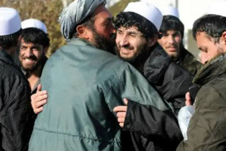Ex-prisioneiros abraçam parentes depois de serem libertados da prisão de Bagram: governo afegão carrega a responsabilidade dos resultados desta decisão, dizem EUA (AFP)