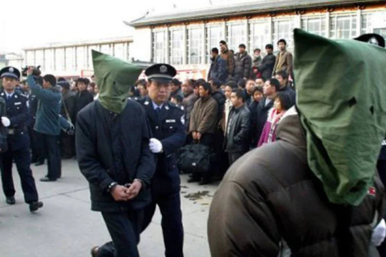 
	Prisioneiros sendo levados na China: &quot;Nos &uacute;ltimos tr&ecirc;s anos, os advogados se transformaram no principal alvo das autoridades&quot;
 (©AFP/Arquivo)