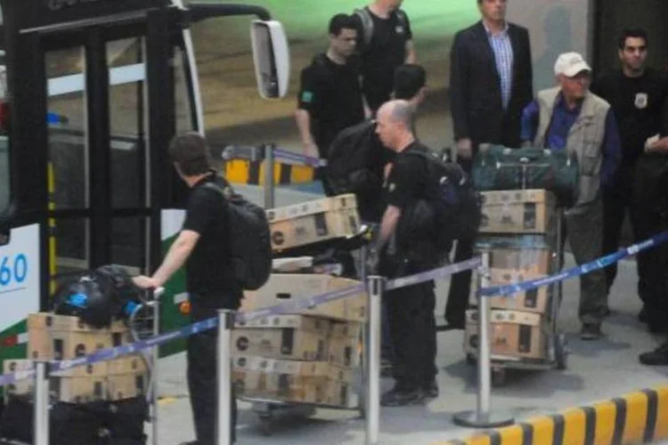 
	Fl&aacute;vio David Barra (de terno), da Andrade Gutierrez, embarca para Curitiba: o executivo &eacute; investigado por suspeita de pagamento de propina nas obras da Usina de Angra 3
 (Fernando Frazão/Agência Brasil)