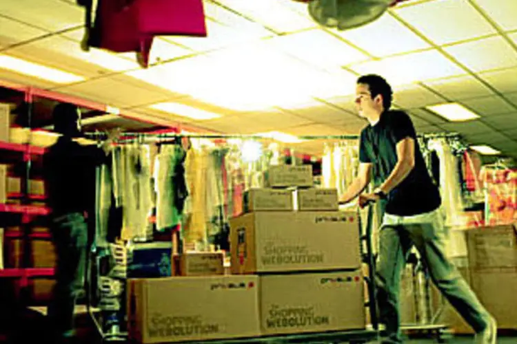 Outlets virtuais, como o Privalia, ajudam a popularizar a venda de roupas, sapatos e acessórios pela internet (Alexandre Battibugli)