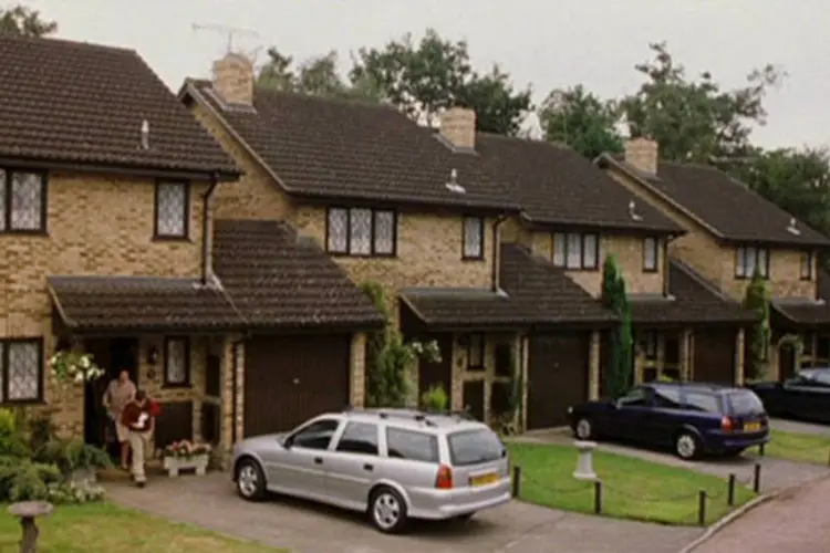 
	Casa dos Dursley no primeiro filme da saga: resid&ecirc;ncia usada para filmar a casa fica na Picket Post Close, n&uacute;mero 12, em Martins Heron, na cidade de Bracknell
 (Private Drive)