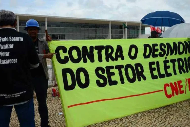 
	Manifesta&ccedil;&atilde;o contra as privatiza&ccedil;&otilde;es do setor el&eacute;trico: o ato &eacute; contra a venda da Celg Distribui&ccedil;&atilde;o
 (José Cruz/Agência Brasil)