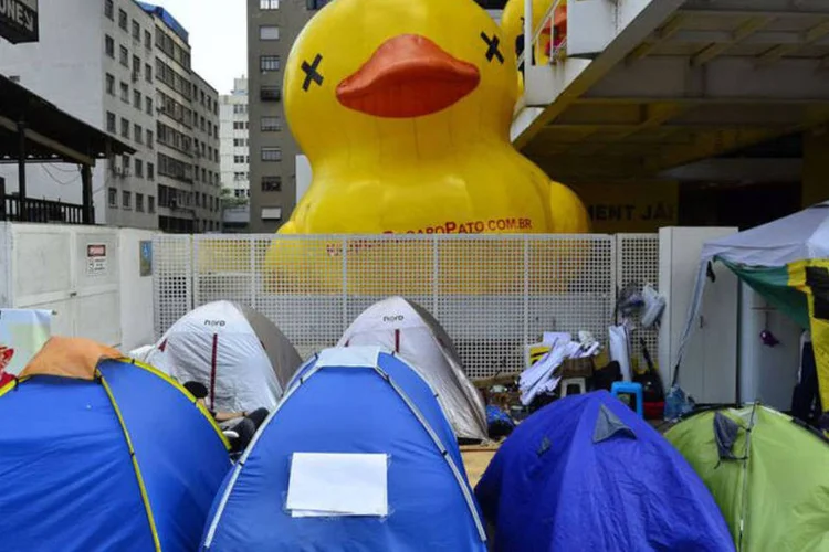 
	Acampamento na Paulista: h&aacute; quase um m&ecirc;s, manifestantes que defendem a sa&iacute;da de Dilma ocupam a frente do pr&eacute;dio da Fiesp
 (Rovena Rosa / Agência Brasil)