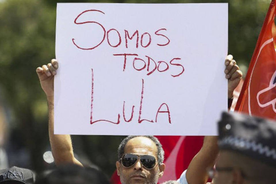 Militantes pró-Lula permanecem na frente de seu apartamento