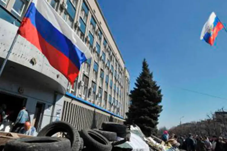 Ativistas pró-Moscou bloqueiam o acesso ao prédio do Serviço de Segurança da Ucrânia em Lugansk, leste do país
 (GENYA SAVILOV/AFP)