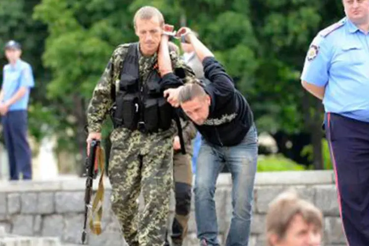 Militante pró-Rússia detém suspeito de espionar para Ucrânia
 (Alexander Khudoteply/AFP)