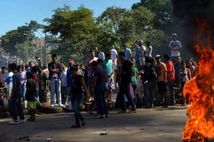 Moradores fazem manifestação por melhorias no transporte público em Goiás: o prefeito, representantes da Taguatur e dos manifestantes e a juíza da comarca, Vanessa Garcia Lemos, estão reunidos no início desta tarde para discutir a melhoria da qualidade do transporte. (Wilson Dias/ABr)