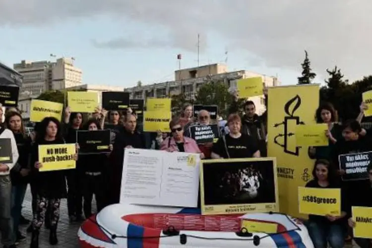 Anistia Internacional denuncia problema da imigração na Grécia em protesto: entre os mortos estão mulheres e crianças (Louisa Gouliamaki/AFP)