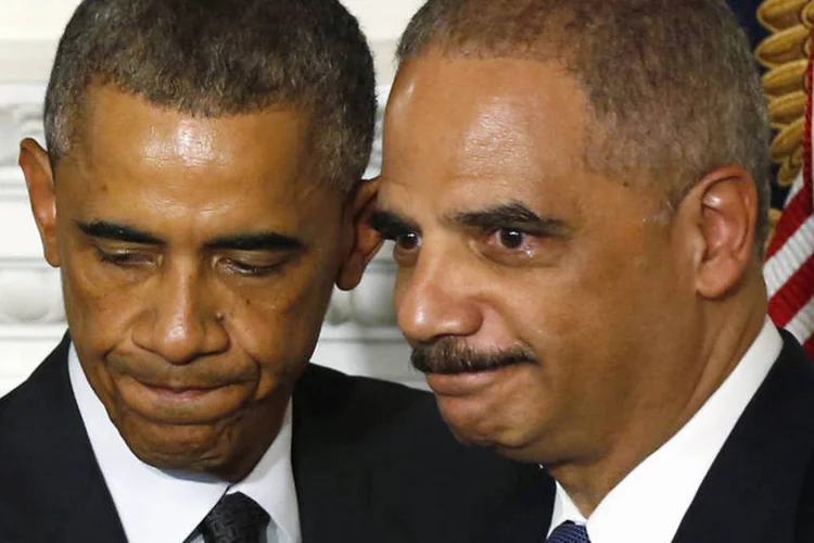Procurador-geral Eric Holder dos EUA e Obama fazem anúncio na Casa Branca (Larry Downing/Reuters)