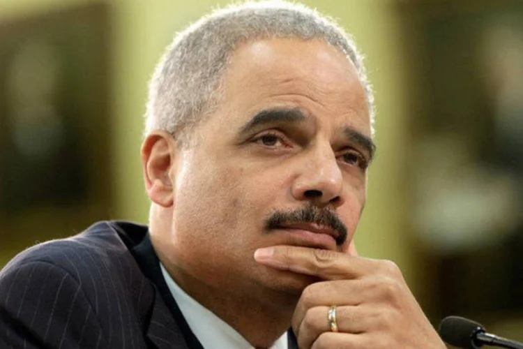 
	O procurador-geral dos Estados Unidos, Eric Holder:&nbsp;Holder, de 63 anos, est&aacute;&nbsp;&quot;descansando confortavelmente e em boas condi&ccedil;&otilde;es&quot;, segundo nota
 (AFP / Win Mcnamee)