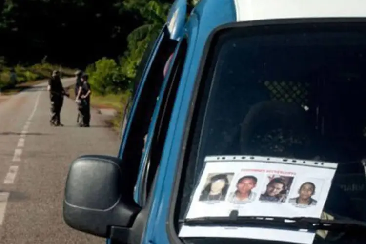 
	Cartaz da gendarmaria mostra quatro procurados, entre eles Manoelzinho, na Guiana Francesa: &quot;Novato&quot; &eacute; considerado uma pe&ccedil;a-chave do grupo cujo suposto chefe, &quot;Manoelzinho&quot;
 (©AFP / Jerome Vallette)