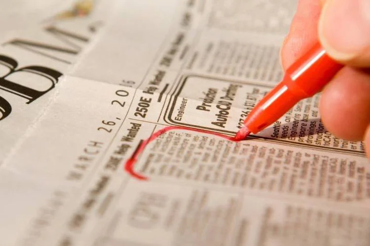 
	Pessoa procurando emprego no jornal: internet alterou as regras do recrutamento, dizem especialistas
 (Thinkstock/Big Cheese Photo)