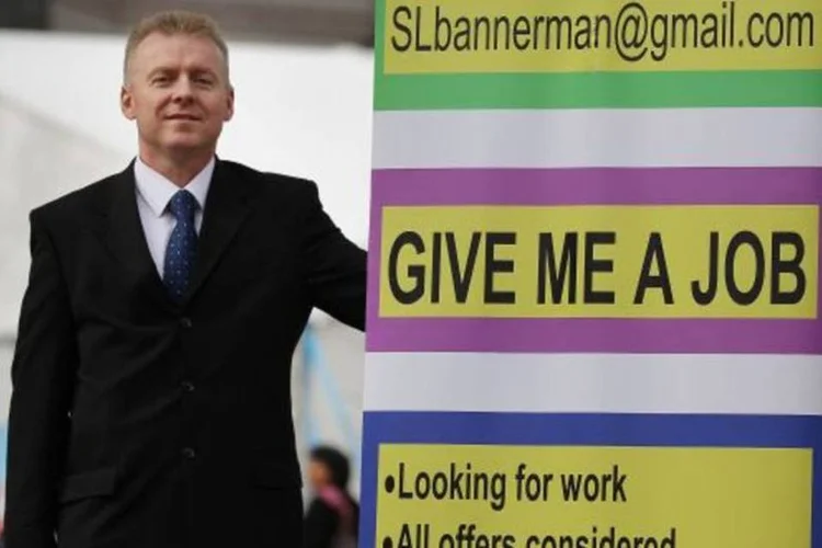 Homem pede emprego em Birminghan: número de desempregados aumentou (Getty Images/Getty Images)