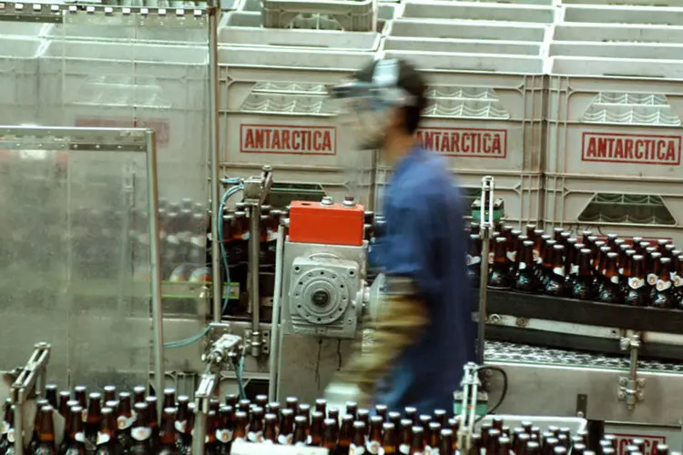 
	Linha de produ&ccedil;&atilde;o da cerveja Antarctica, da Ambev, em Jaguari&uacute;na, interior de S&atilde;o Paulo
 (Paulo Fridman/Bloomberg News)