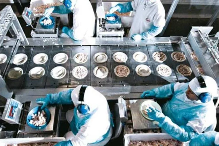 
	Produ&ccedil;&atilde;o de massas da BRF no Paran&aacute;: as exporta&ccedil;&otilde;es da BRF no per&iacute;odo somaram, em receita, R$ 3,2 bilh&otilde;es, alta de 6,3%
 (Germano Lüders/EXAME.com)
