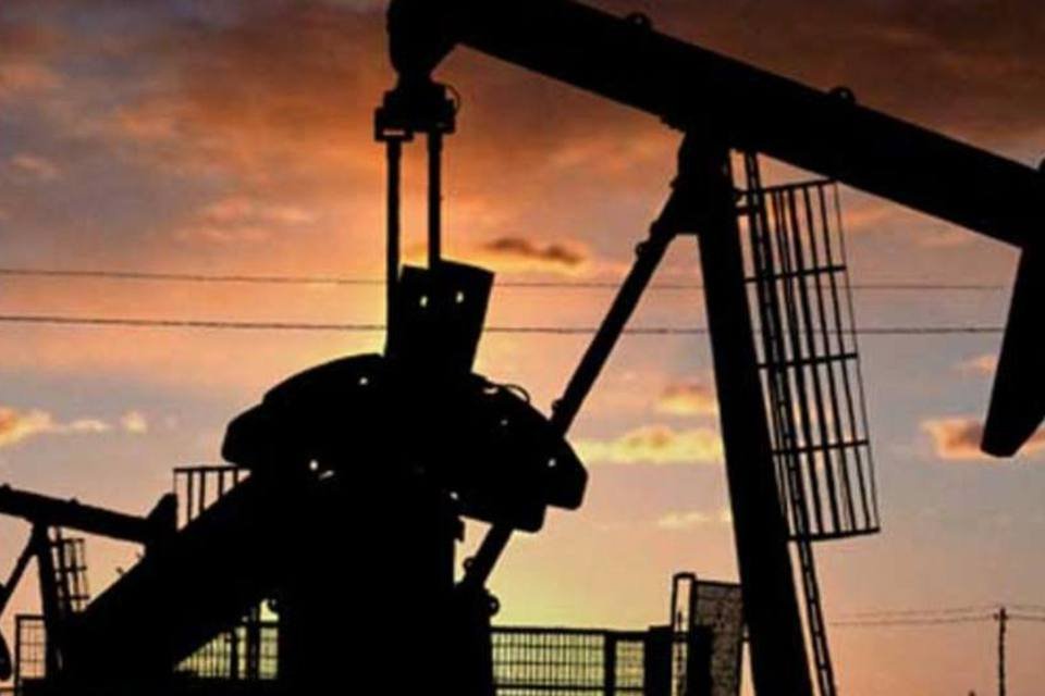 Petróleo fecha em queda, abaixo de US$ 107 o barril