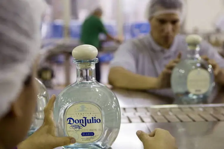 Operários na linha de produção de tequila da Don Julio, em Gadalajara (Susana Gonzalez/Bloomberg)