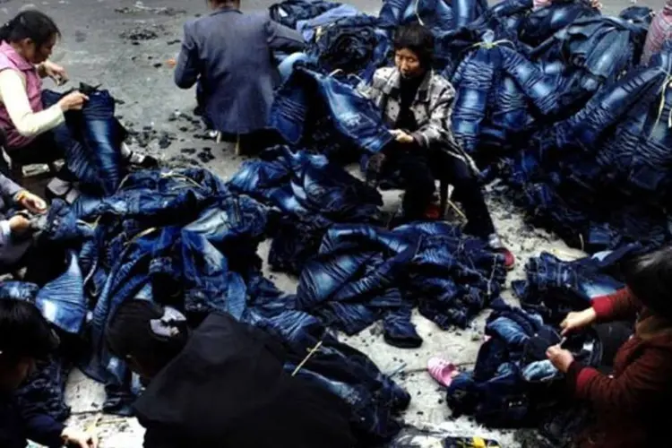 Jeans chineses: Xintang produz 60% das calças do país, mas sofre com vazamento tóxico (China Photos/Getty Images)