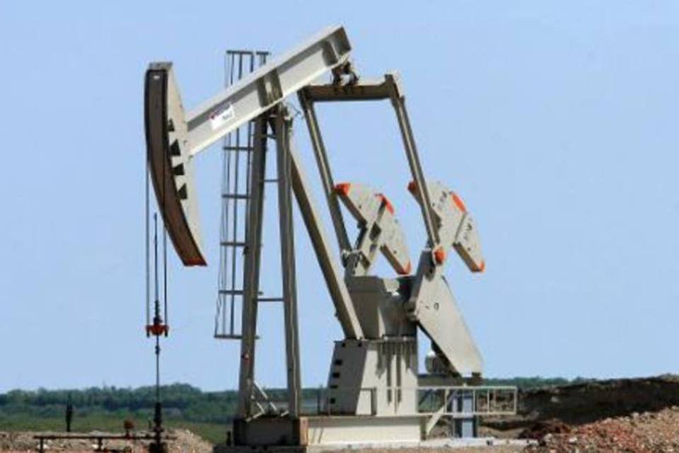 Petróleo fecha em baixa em NY, mas Brent tem leve alta