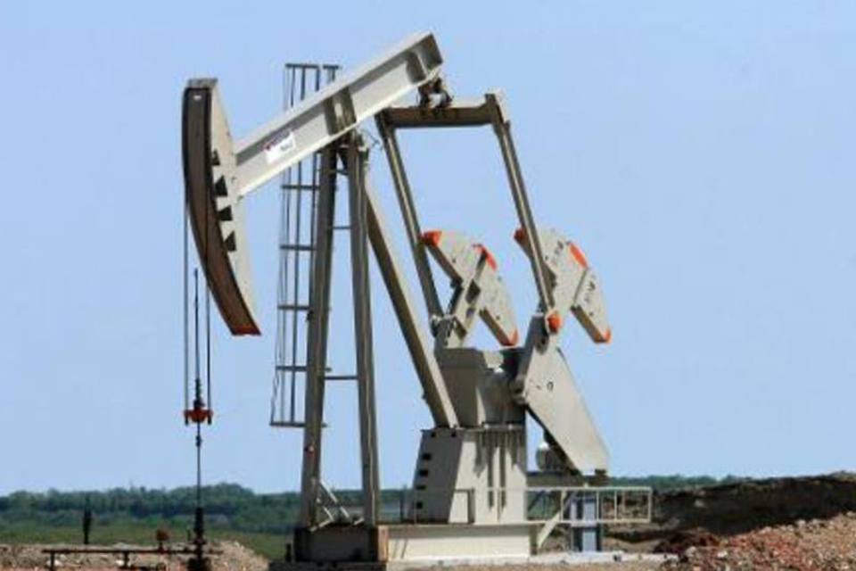 Petróleo cai à espera de dados dos estoques dos EUA