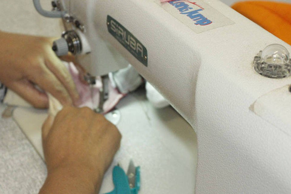 Riachuelo deve pensão a costureira por jornada abusiva