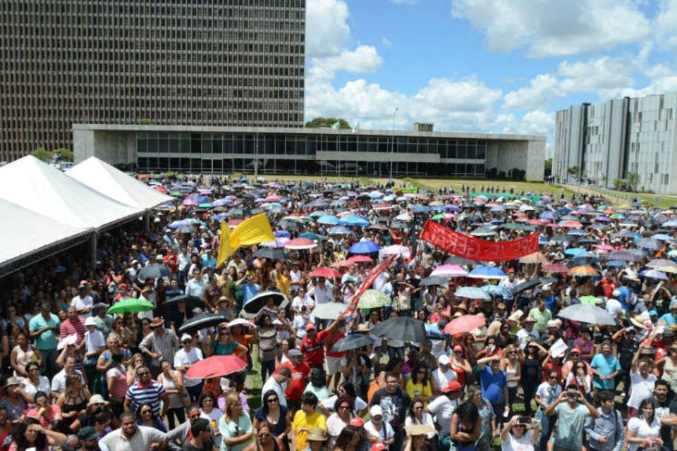 Professores do DF entram em greve contra salários atrasados