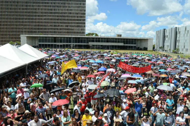 Protesto no DF: no início da tarde, professores fecharam o Eixo Monumental (Antonio Cruz/Agência Brasil)