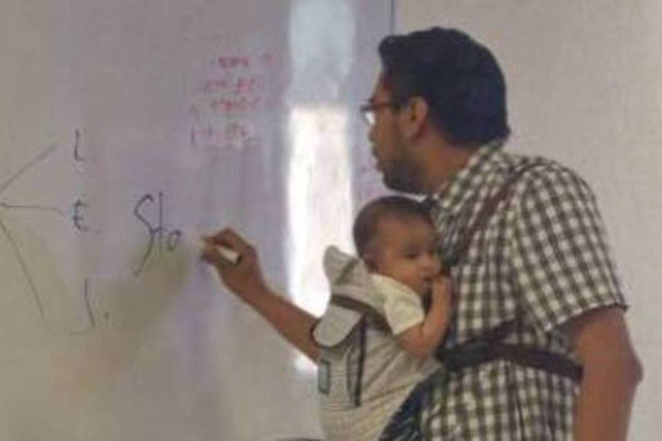 Professor segura bebê para que aluna assista aula no México