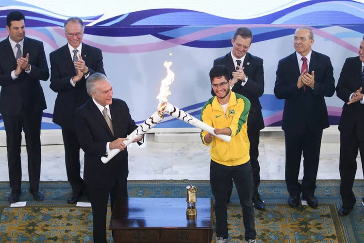 
	Paralimp&iacute;ada: a primeira das tochas foi acesa em Bras&iacute;lia, pelo professor Ulisses Ara&uacute;jo, um dos pioneiros no pa&iacute;s em preparar atletas com algum tipo de defici&ecirc;ncia
 (Divulgação / Ministério do Esporte)