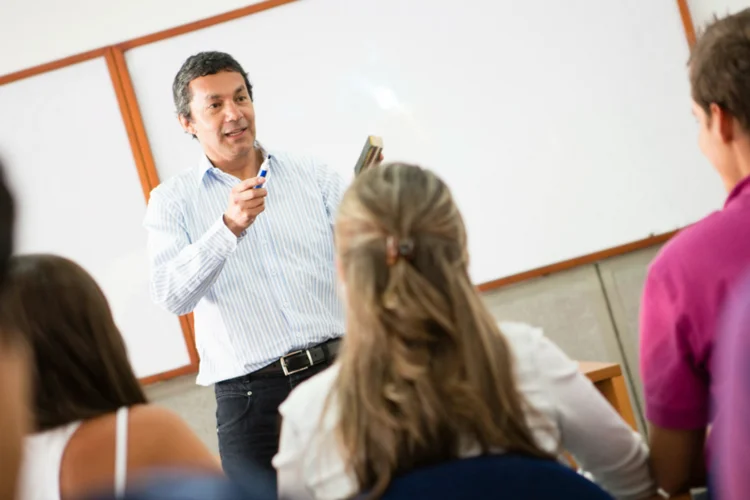 
	Professor: a secretaria tamb&eacute;m justificou o n&uacute;mero de vagas abertas com as aposentadorias e exonera&ccedil;&otilde;es
 (Thinkstock/andresrimaging)