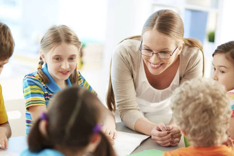 Professora e alunos: "tempo dos cadernos coloridos, da caneta quadricolor" (Thinkstock)