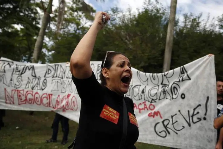 Professora: batedores do Exército e os policiais federais que escoltaram a delegação foram vaiados e hostilizados pelos manifestantes (Pilar Olivares/Reuters)