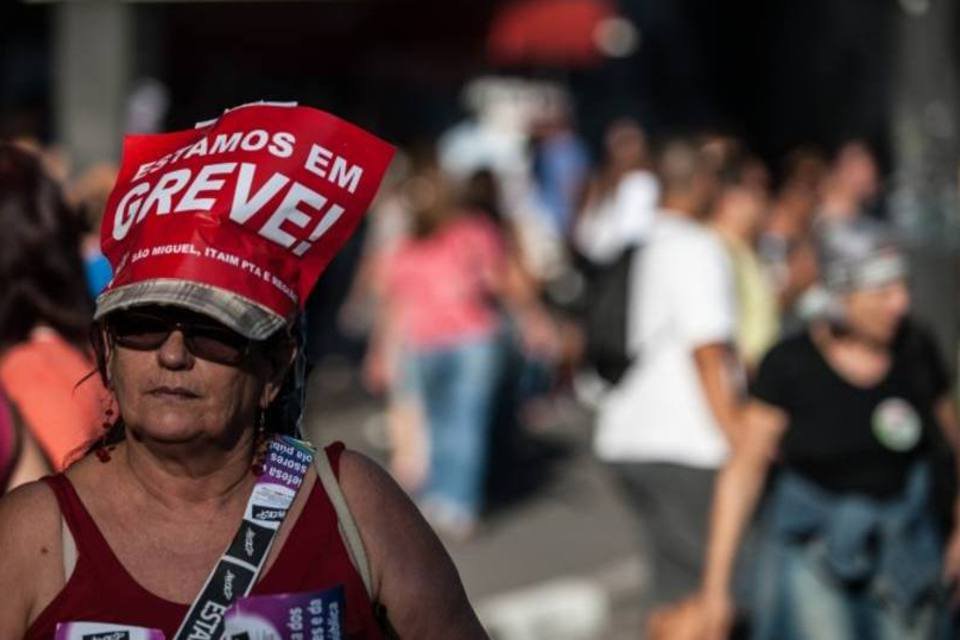 Professores estaduais de São Paulo decidem manter greve
